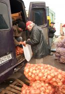 Мужчина покупает лук