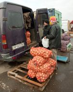 Мужчина покупает лук