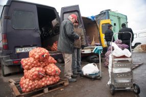 Мужчина покупает лук 