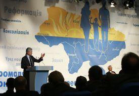 Юрий Збитнев выступает с речью