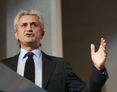 Юрий Збитнев выступает с речью