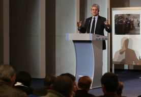 Юрий Збитнев выступает с речью