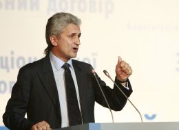 Юрий Збитнев выступает с речью