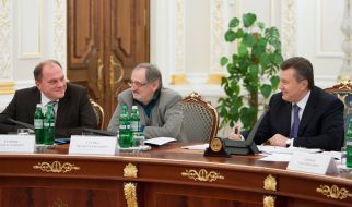 Mikhail Kulinyak, Bogdan Stupka and Viktor Yanukovich