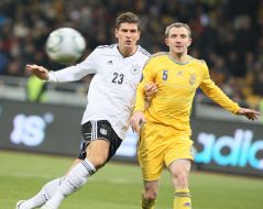 Roman Bezus and Mario Gomez