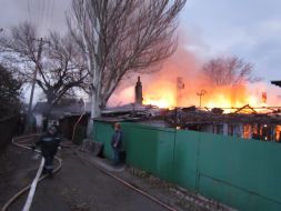 Пожарники тушат горящий жилой дом