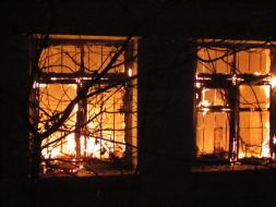 Пожар в жилом доме барачного типа