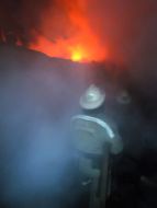 Пожарники тушат горящий жилой дом