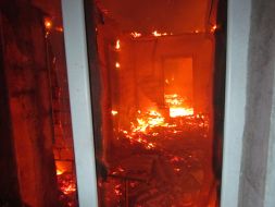 Пожар в окне жилого дома