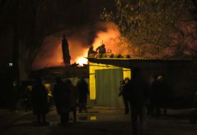 Пожарники тушат горящий жилой дом