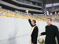 Священослужитель освячує стадіон