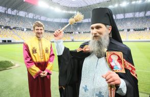 Владика Венедикт (Алексійчук) освячує стадіон