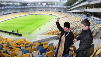 Священослужитель освячує стадіон