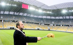 Священослужитель освячує стадіон