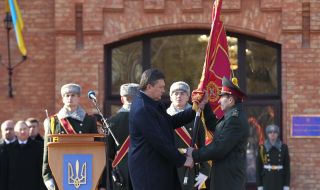 Янукович  вручает руководству Военной академии Боевое знамя