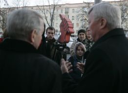 Ярослав Болюбаш виступає перед учасниками флеш-мобу