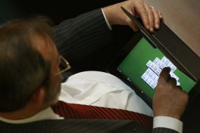 A deputy plays mahjong