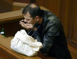 Oleg Lyashko sniffing the ground