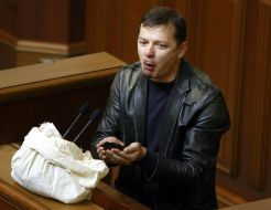 Oleg Lyashko holding a handful of earth
