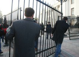 Deputies take away fence near Ukrainian parliament