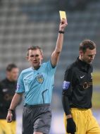 Arbitrator shows a yellow card to Andrew Sahnevich