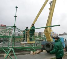 Монтаж головної новорічної ялинки України