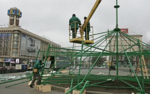 Монтаж головної новорічної ялинки України