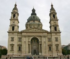 The facade of the Szent István-bazilika