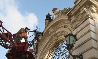 Decorator paint the column