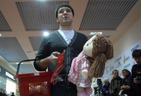 Участник акции "Пройдись в ее туфлях"