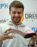 Участник акции "Пройдись в ее туфлях"