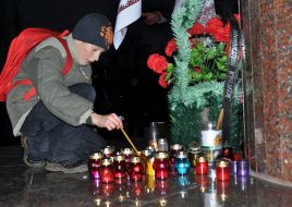 Мальчик зажигает лампадки