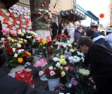 Flowers near pre-trial prison