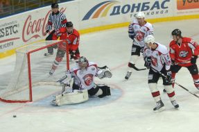 Олександр Судніцин відбиває шайбу