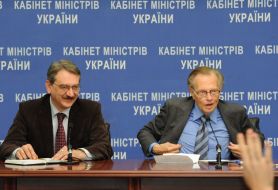 Ларри Кинг на пресс-конференции