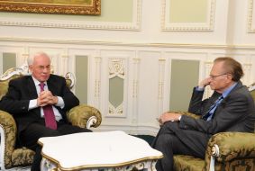 Ларри Кинг и Николай Азаров