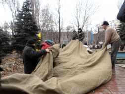 Hunger strikers establish army tent