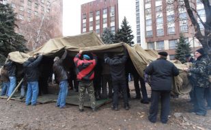 Hunger strikers establish army tent