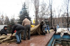 Hunger strikers establish army tent