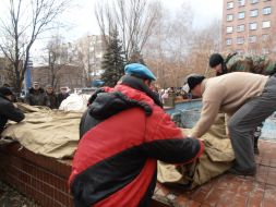 Hunger strikers establish army tent