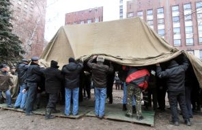 Hunger strikers establish army tent