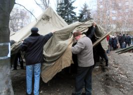 Hunger strikers establish army tent
