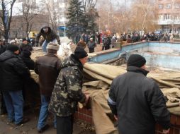 Hunger strikers establish army tent