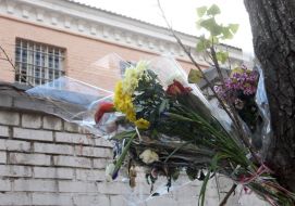 Flowers near pre-trial prison