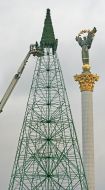 Монтаж головної новорічної ялинки України