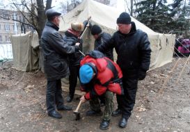 Hunger strikers establish army tent