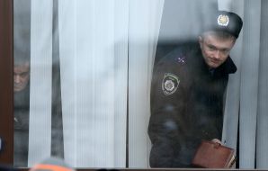 Співробітник міліції дивиться з вікна