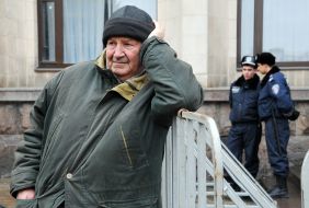 Співробітники міліції охороняють Донецьку міськраду