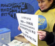 Activist UNP distributes leaflets