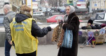 Activist UNP distributes leaflets